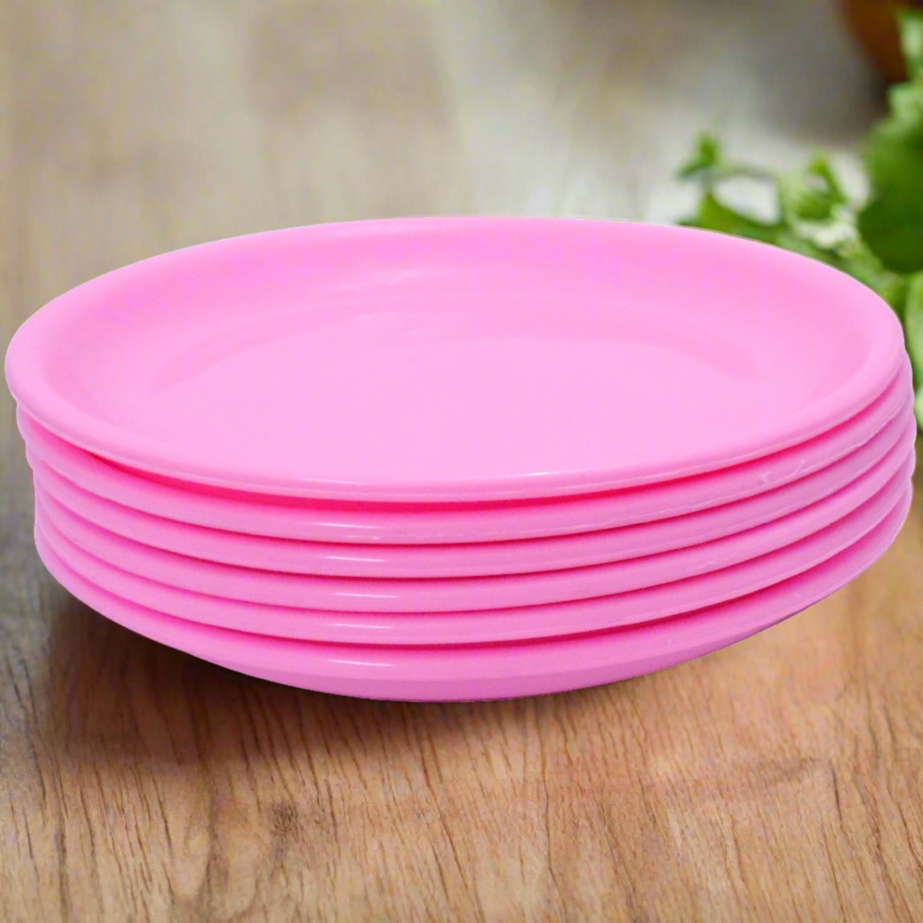 Set of six round mini soup plates with a simple design. Set of six round mini soup plates with a simple design.